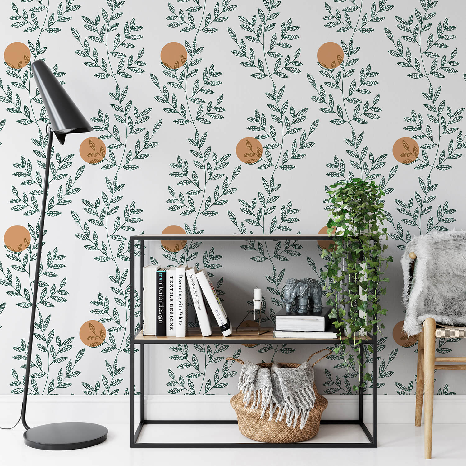 Papier peint EUCALYPTUS GRIMPANT BLANC RVSD petit meuble noir rotin fourrure